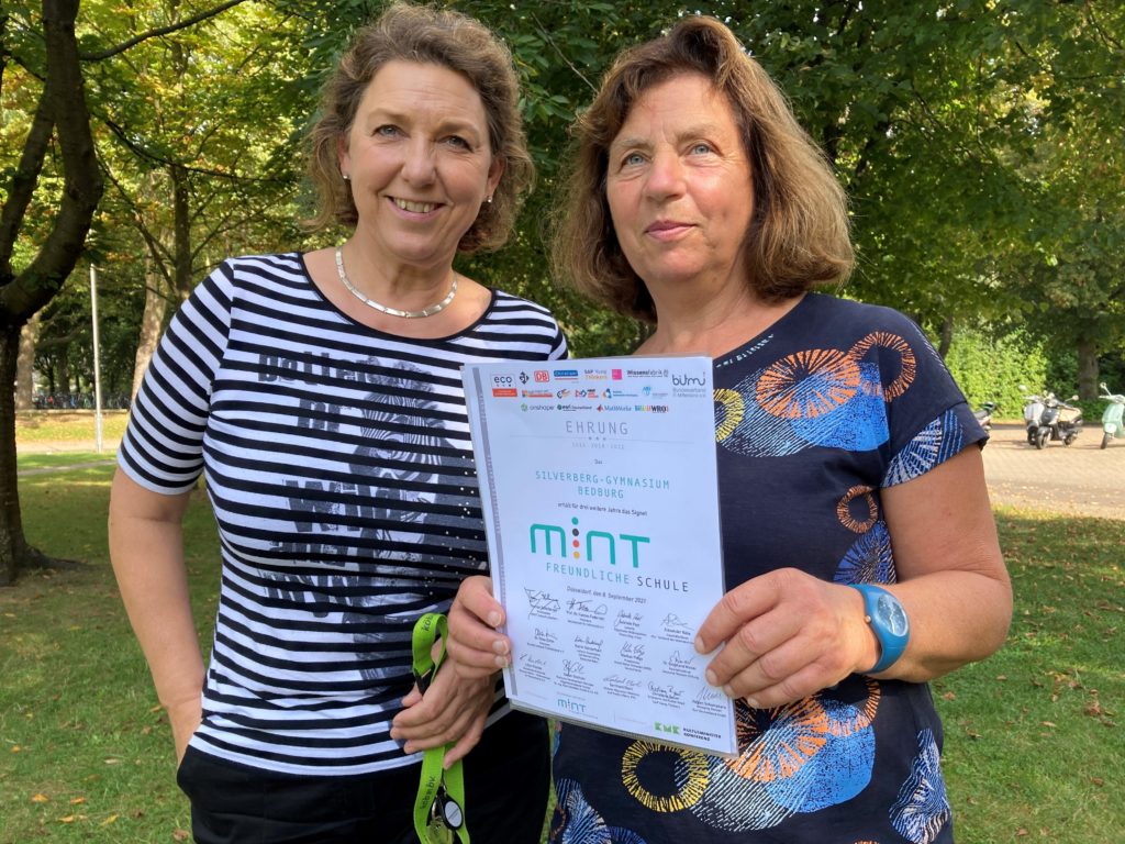 Große Freude im Silverberg-Gymnasium über wiederholte Auszeichnung als „MINT-freundliche Schule“