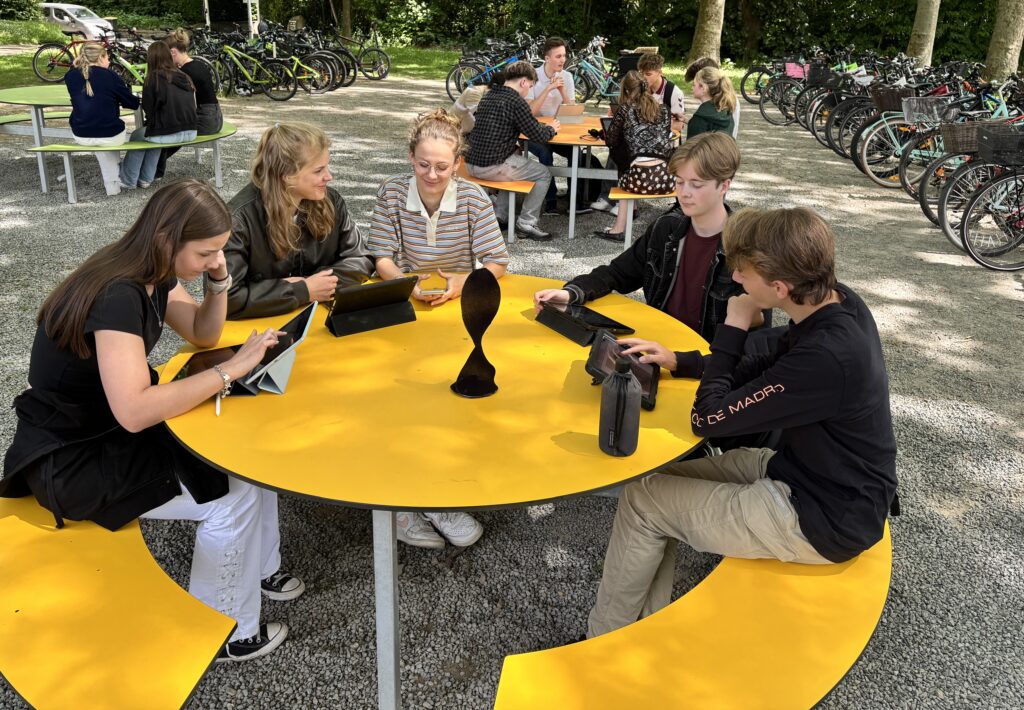 Mobiliar im Grünen – auch das ist Schule