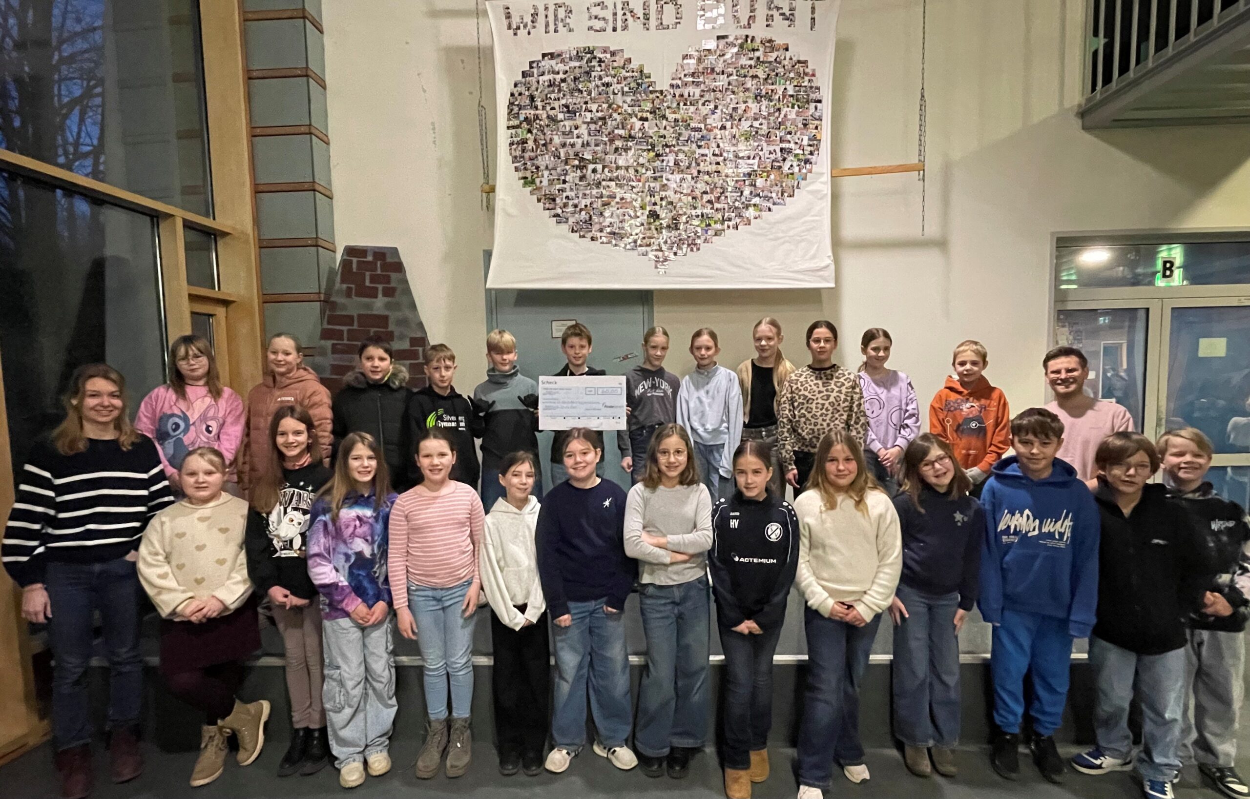 Klasse 5c mit Spendenscheck vom Förderverein der Silverberg-Gymnasium