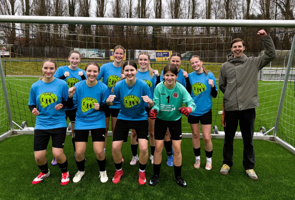 Schulkreismeisterschaften: Unsere Fußballmädchenmannschaft triumphiert mit 15:0 gegen das Gymnasium Frechen