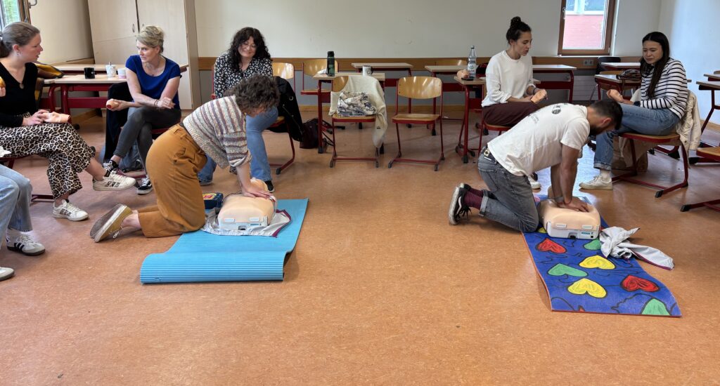 Pflaster auf der Nase, Verband am Bein und Herzmassage – Ersthelferausbildung am Silverberg-Gymnasium